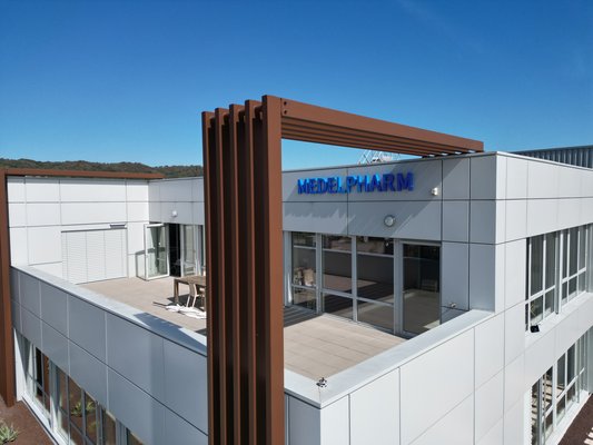 MEDELPHARM building logo